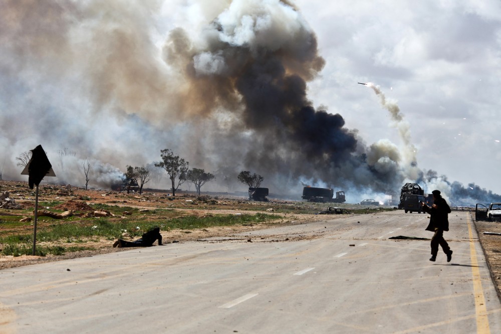 Frappe d'une attaque par les avions français et anglais, chargés par l'ONU de détruire les troupes de Khadafi. 20 km de Benghazi. Libye